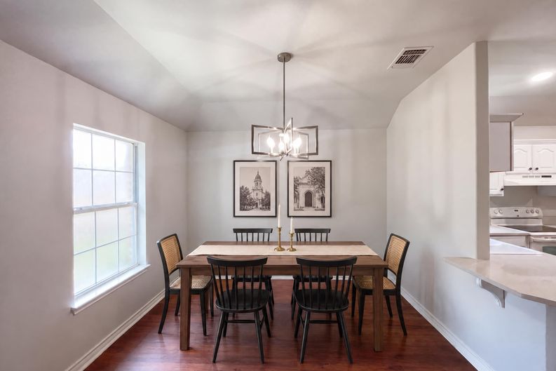 Photo 6 of 22 of 2106 Geneva St, Castroville, TX