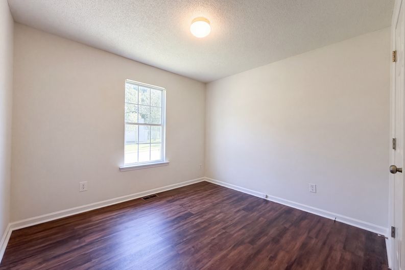 Photo 11 of 19 of 301 Hocutt Dr, Clayton, NC