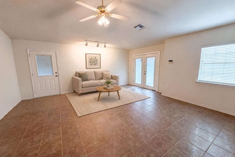 Photo 6 of 21 of 109 Eagle Dr, Luling, TX