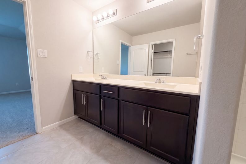 Photo 10 of 24 of 8322 Oakleaf Meadow Ct, Rosharon, TX