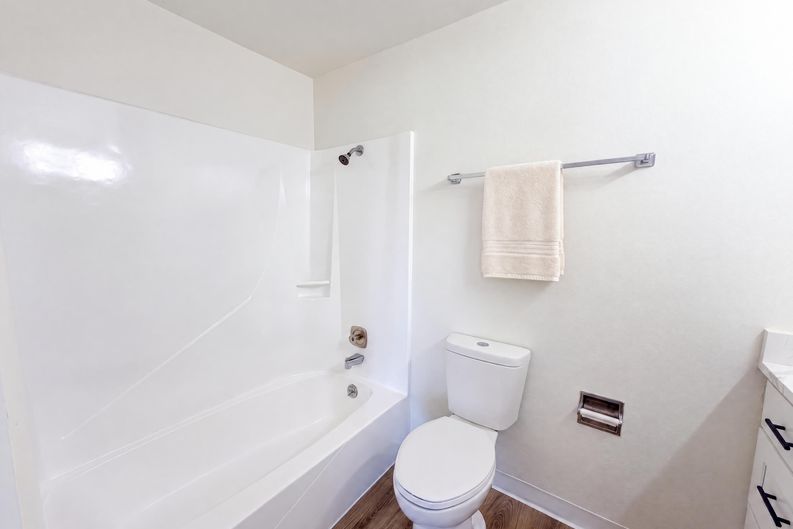 Photo 11 of 17 of 2515 NE Hyde St, Hillsboro, OR