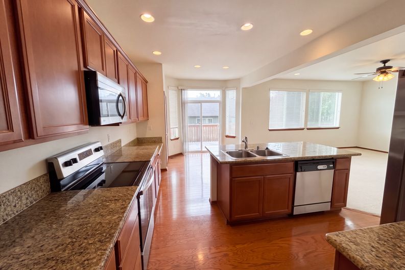 Photo 8 of 32 of 7629 NE 201st Pl, Kenmore, WA