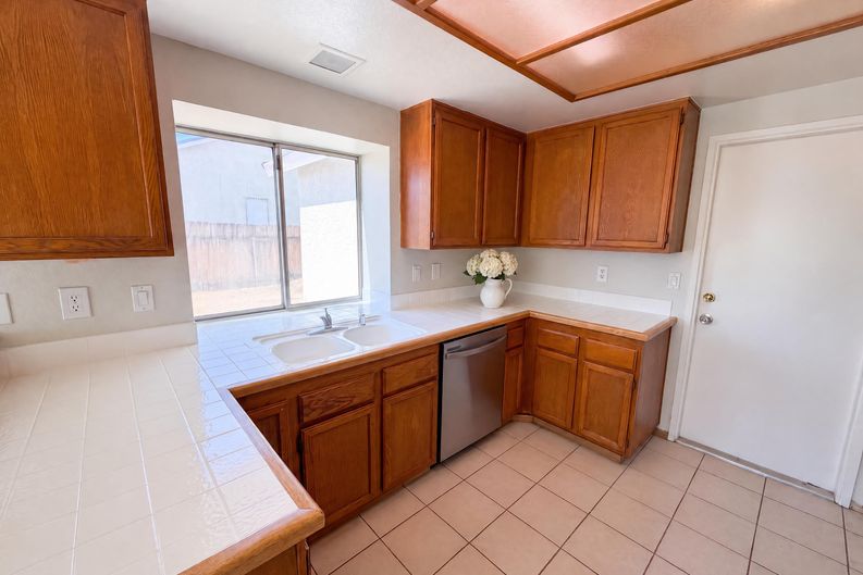 Photo 9 of 18 of 13561 Glacier Cir, Hesperia, CA
