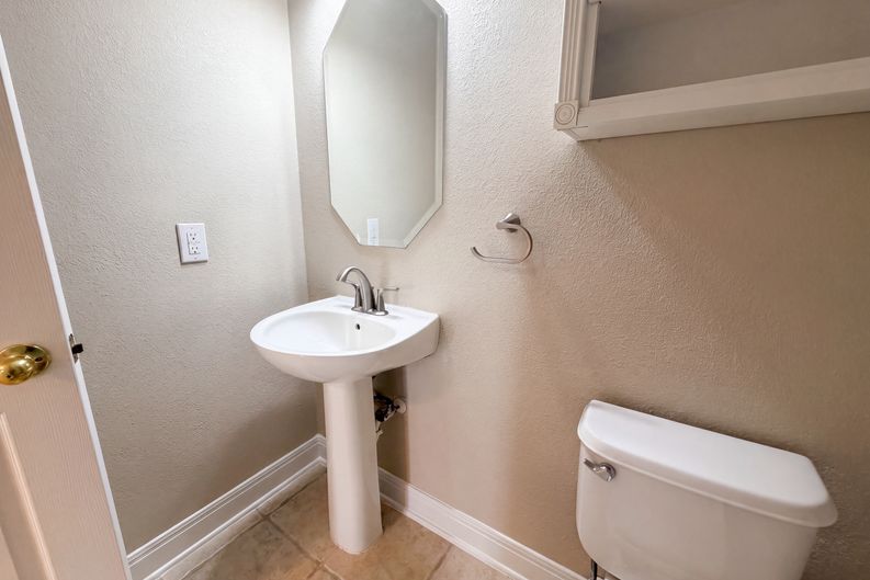 Photo 12 of 23 of 13419 Star Heights Dr, San Antonio, TX