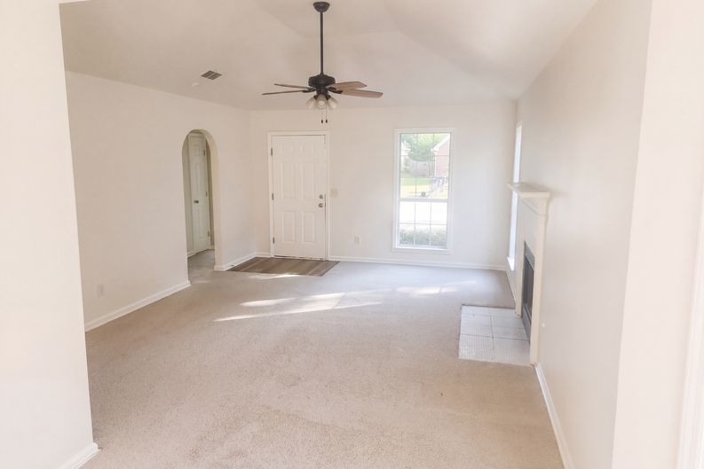 Photo 3 of 22 of 137 Mayfair Ln, Calera, AL