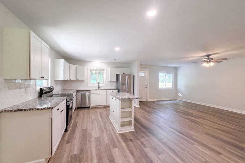 Photo 6 of 16 of 131 Highland Point Ave, Harmony, NC