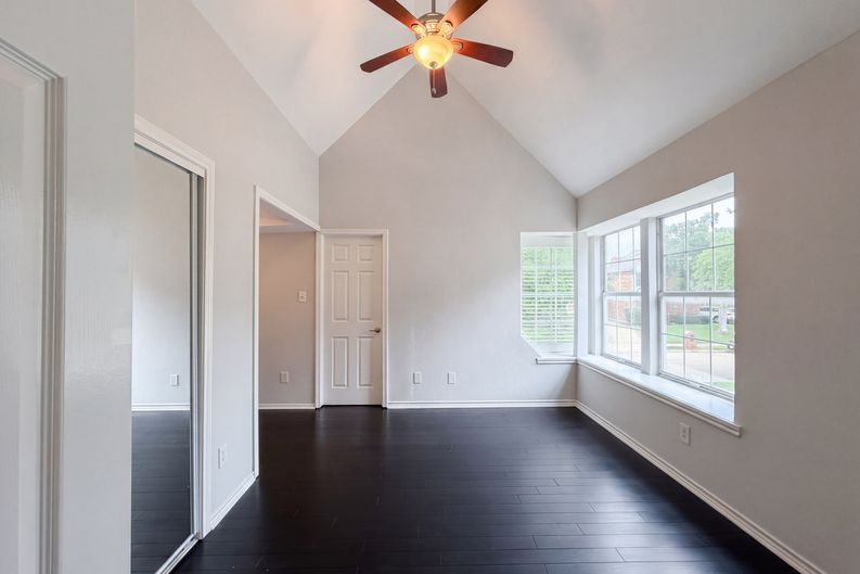 Photo 18 of 27 of 7707 Windmere Ct, Irving, TX