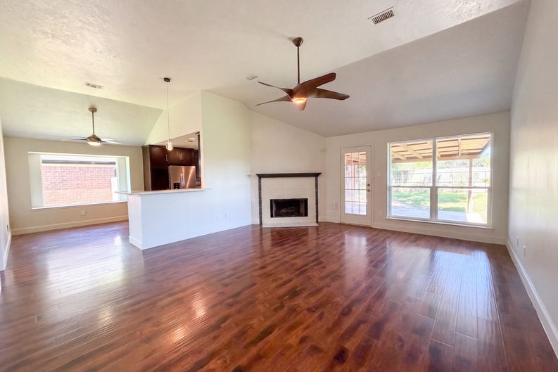 Photo 3 of 18 of 4750 Backenberry Dr, Friendswood, TX