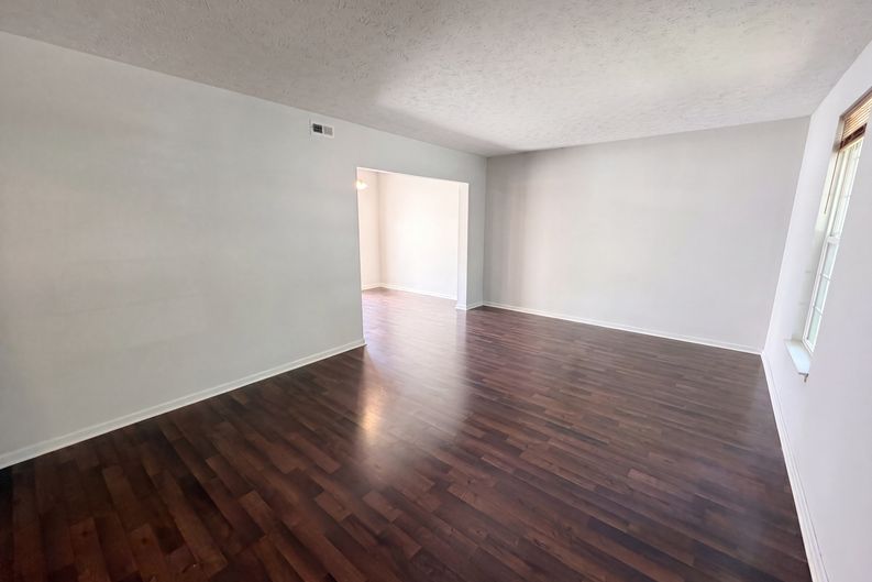 Photo 3 of 25 of 3469 Aylesford Ln, Indianapolis, IN