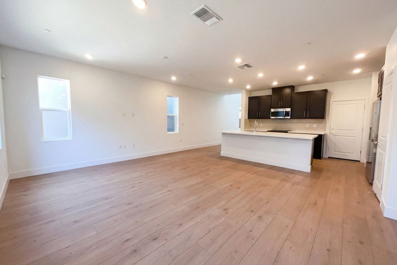 Photo 11 of 36 of 441 N Paso Robles Dr, Tracy, CA