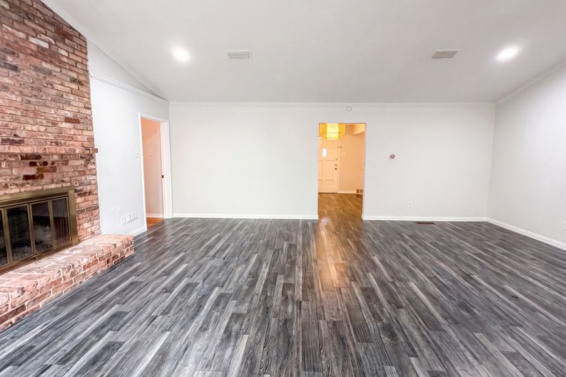 Photo 6 of 24 of 8839 Sweetwater Dr, Dallas, TX