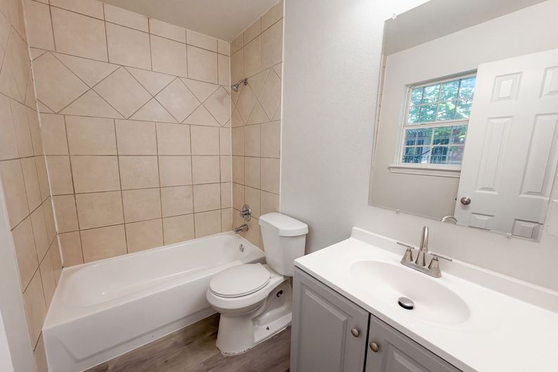 Photo 8 of 17 of 1322 E Waco Ave, Dallas, TX