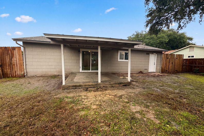 Photo 5 of 16 of 3702 Autumn Ln, San Antonio, TX