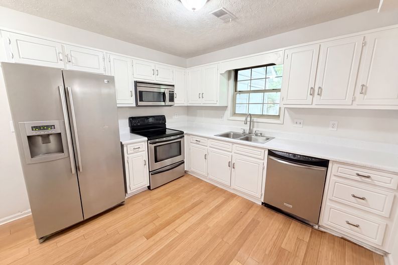 Photo 7 of 23 of 4558 Coopers Creek Pl SE, Smyrna, GA