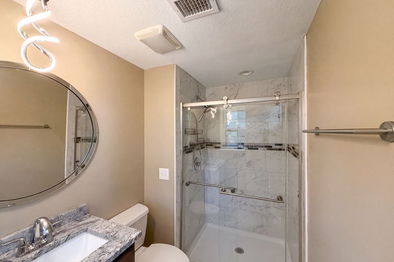 Photo 12 of 23 of 4321 NW Briarcliff Ln, Kansas City, MO