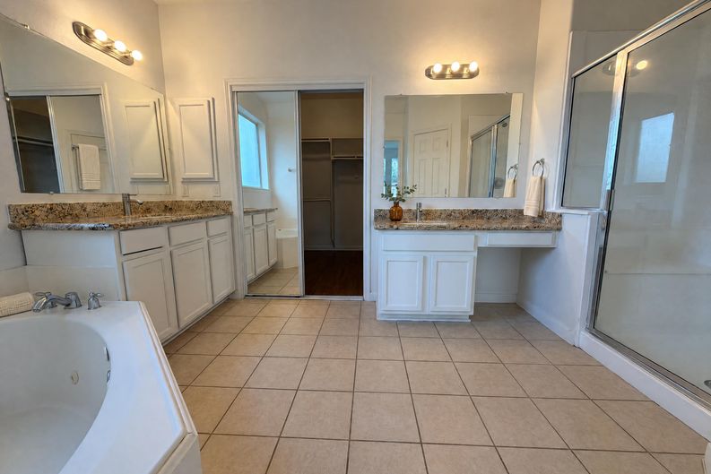 Photo 10 of 43 of 7618 Crescent Lake Ct, Rosenberg, TX