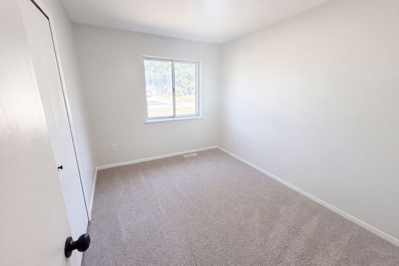 Photo 4 of 16 of 467 Paragon Dr, Troy, MI