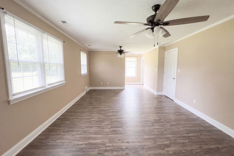 Photo 9 of 21 of 2401 N Hills Dr, New Bern, NC