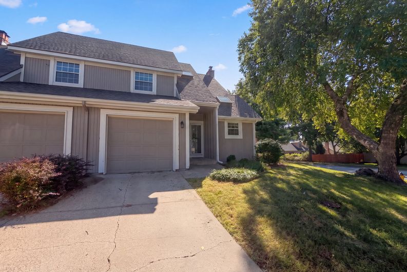 Photo 13 of 21 of 10002 W 86th St, Overland Park, KS