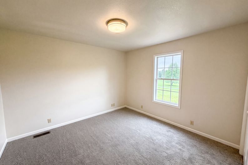 Photo 10 of 37 of 3146 Lora Dr, Maryville, TN