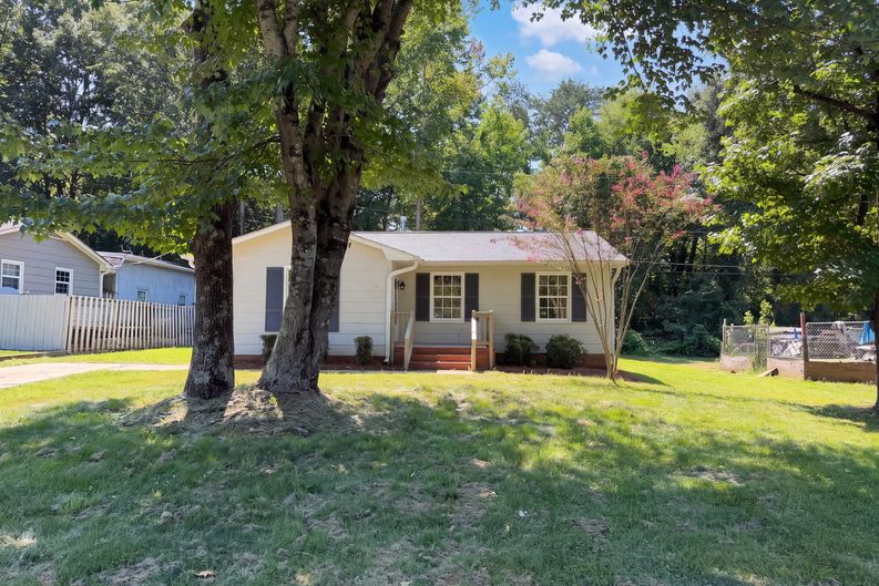 Photo 15 of 18 of 4154 Edgeware Rd, Winston Salem, NC