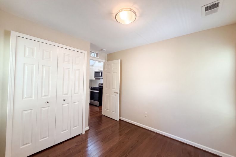 Photo 9 of 38 of 20919 Hollywood St, Harper Woods, MI