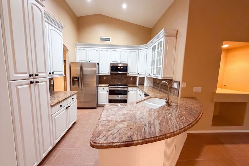 Photo 8 of 27 of 7925 W Harmony Ln, Peoria, AZ