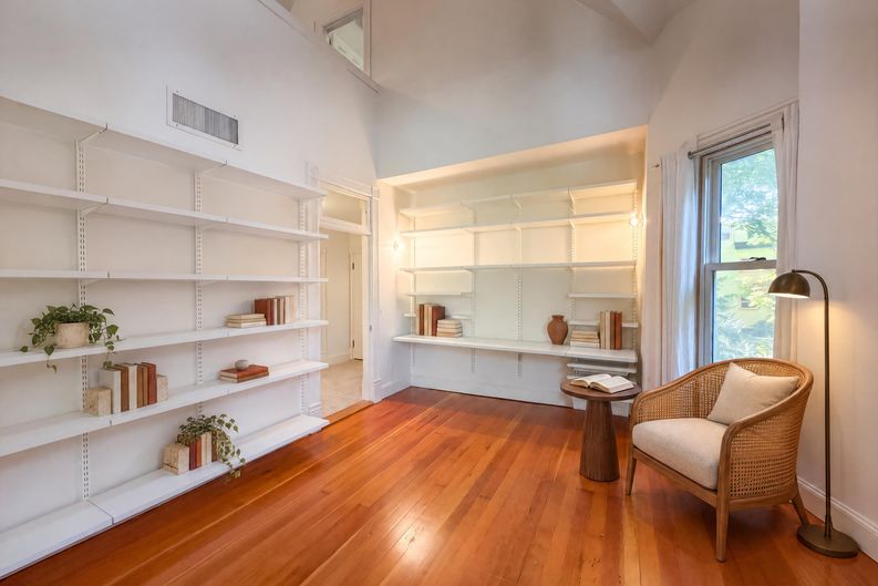 Photo 11 of 34 of 1710 NW Hoyt St, Portland, OR