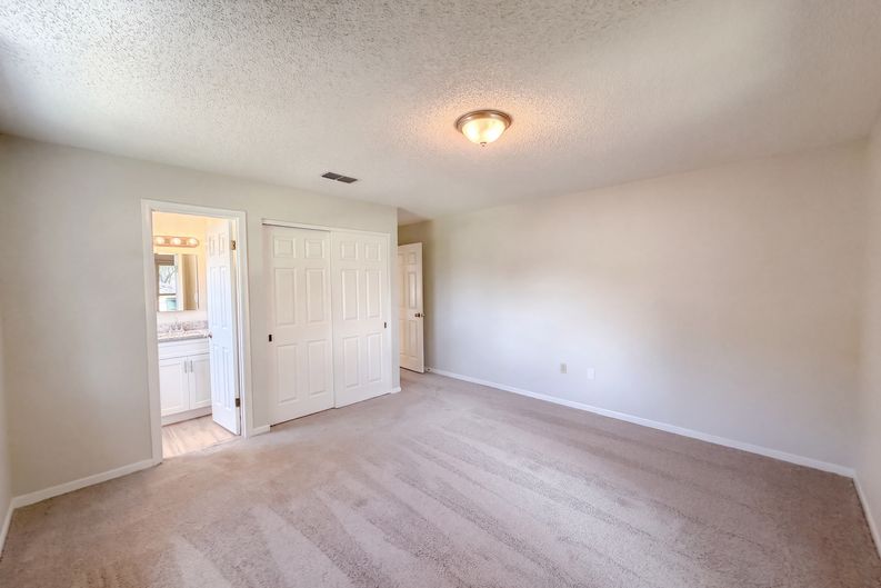 Photo 4 of 24 of 4536 Eagles Nest Rd, Fruitland Park, FL