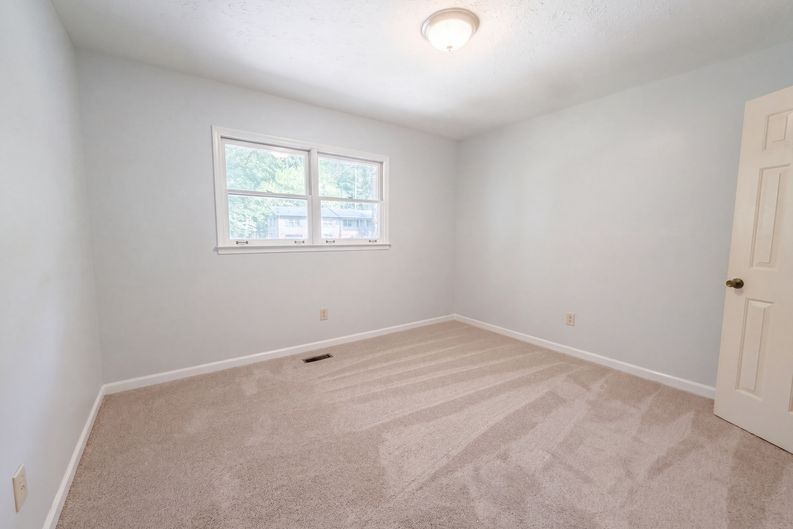 Photo 8 of 24 of 3318 Ben Hill St SW, Marietta, GA