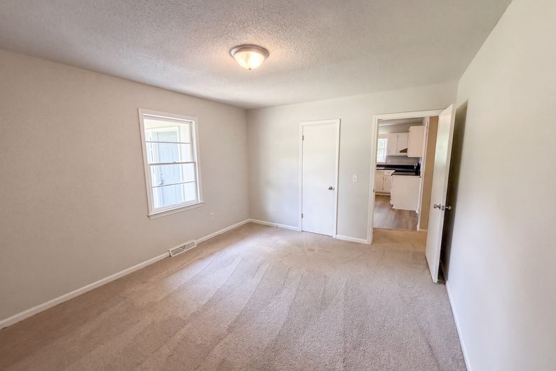 Photo 13 of 29 of 404 W Yellow Wood Dr, Simpsonville, SC