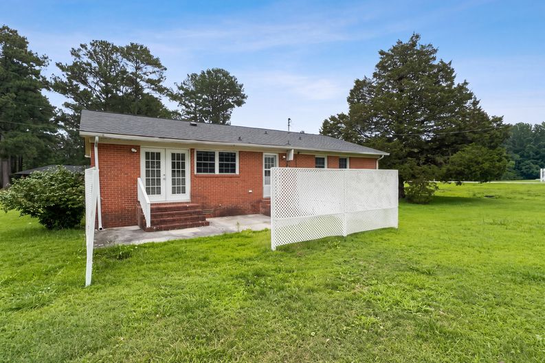 Photo 5 of 21 of 2401 N Hills Dr, New Bern, NC