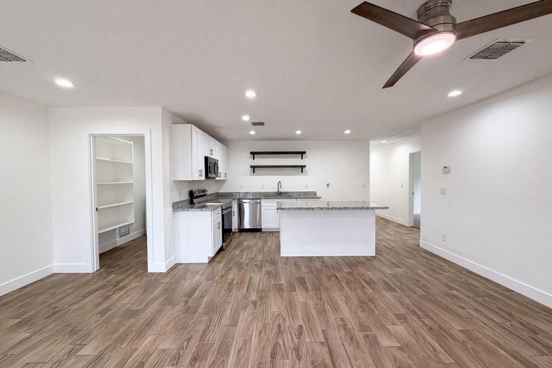 Photo 6 of 19 of 5713 S 13th Ave, Phoenix, AZ