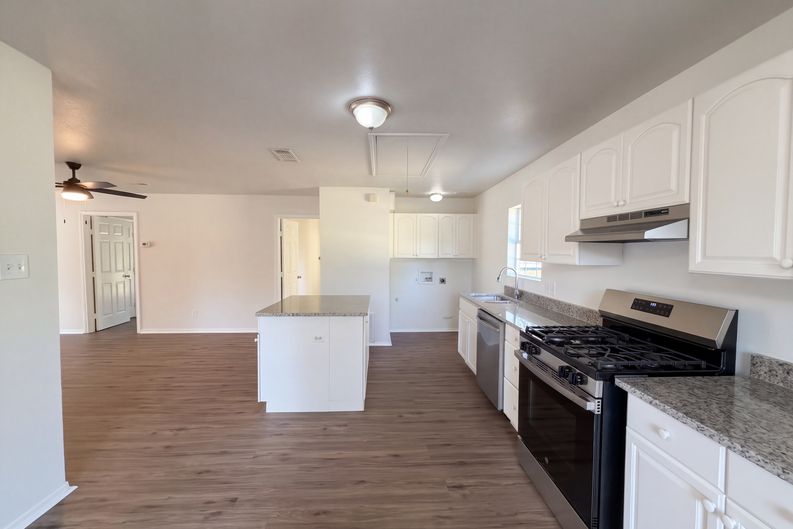 Photo 6 of 29 of 1710 Cumberland Dr, Garland, TX