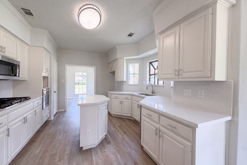 Photo 11 of 23 of 1102 Londonderry Ave, Friendswood, TX