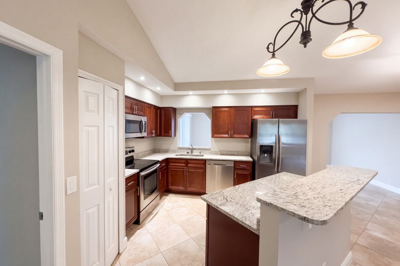 Photo 8 of 26 of 881 Vicksburg St, Deltona, FL