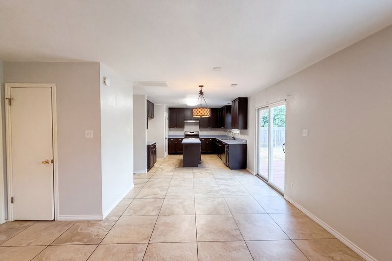 Photo 6 of 16 of 1722 Woods Blvd, Round Rock, TX