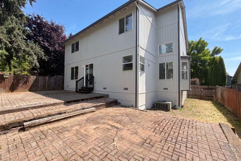 Photo 5 of 27 of 451 NW Yosemite Ter, Beaverton, OR