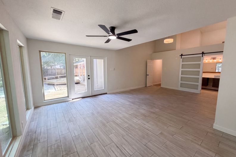 Photo 9 of 18 of 605 Hawthorne Ln, Round Rock, TX