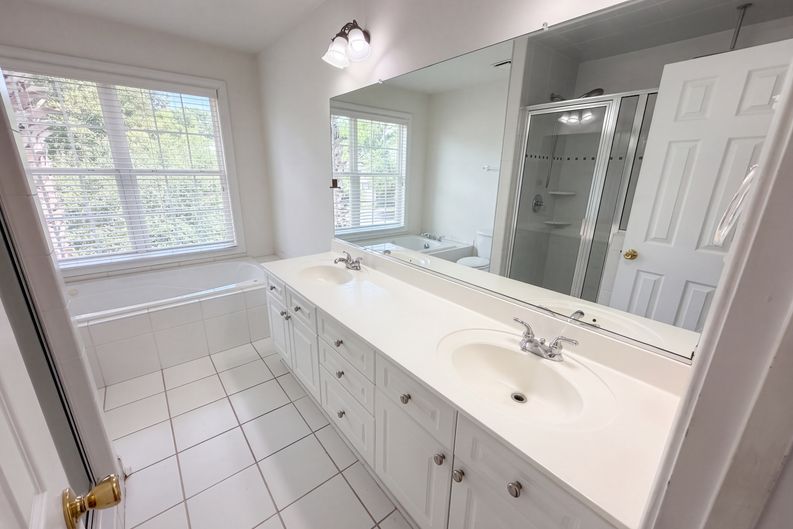 Photo 17 of 21 of 4933 Lake Palmetto Ln, North Charleston, SC