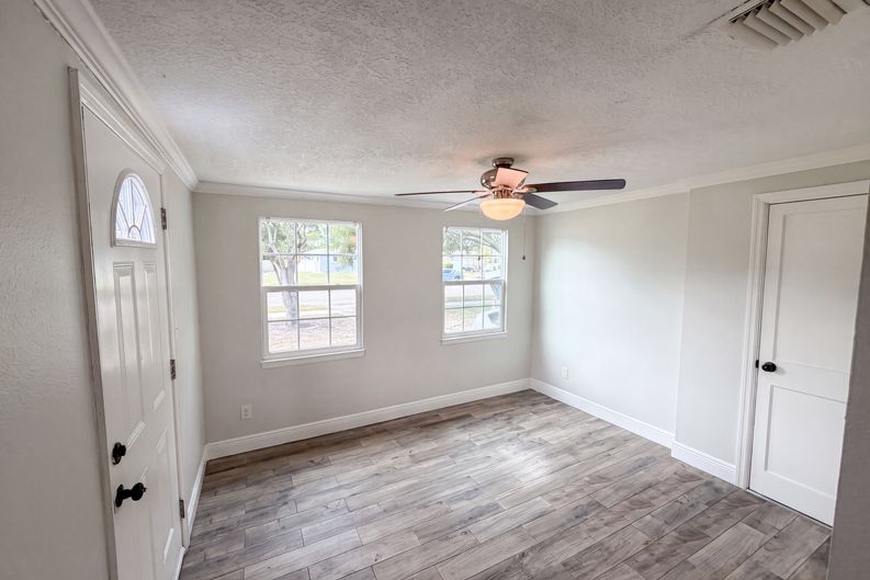 Photo 8 of 32 of 6129 5th Ave N, Saint Petersburg, FL
