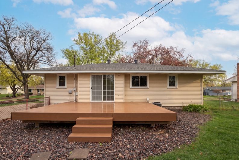 Photo 5 of 22 of 2807 Ohenry Rd, Brooklyn Center, MN