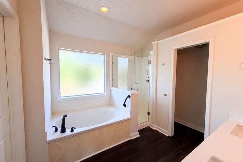 Photo 17 of 21 of 2405 Waterloo Ln, Mesquite, TX