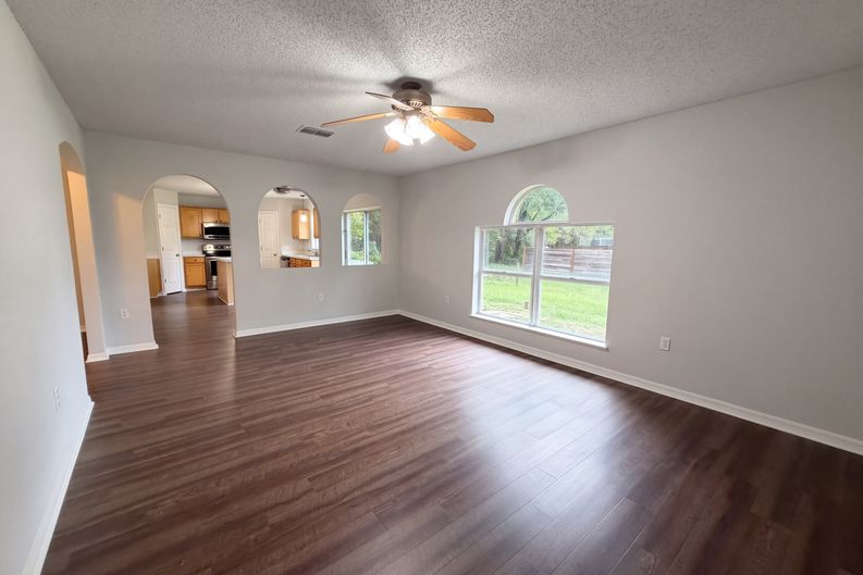 Photo 3 of 34 of 8215 Foxdale Dr, Jacksonville, FL