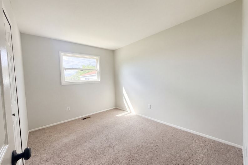 Photo 4 of 28 of 10820 Jackson St, Van Buren Township, MI