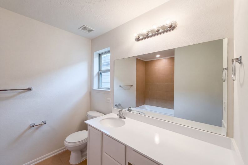 Photo 13 of 18 of 15835 Copper Oak Ln, Houston, TX