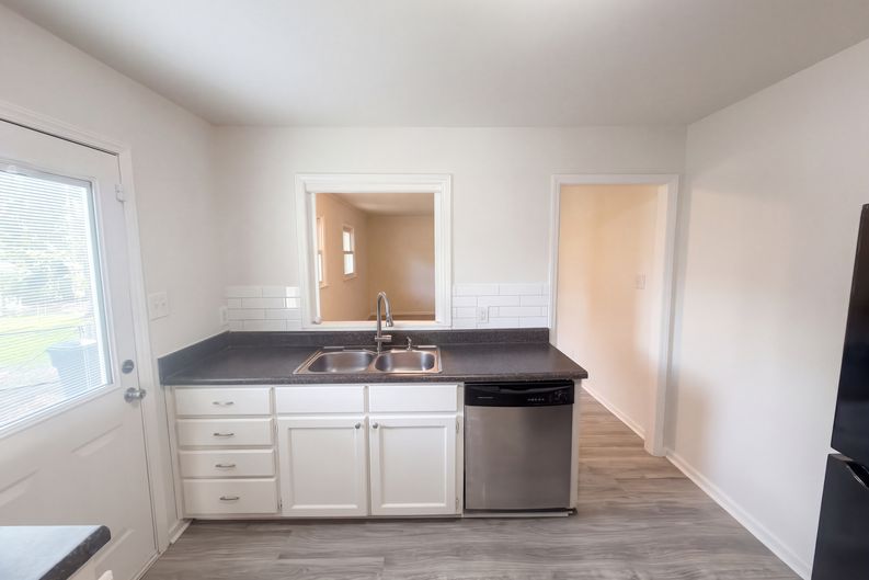Photo 6 of 18 of 509 Greenbriar Rd, Greensboro, NC