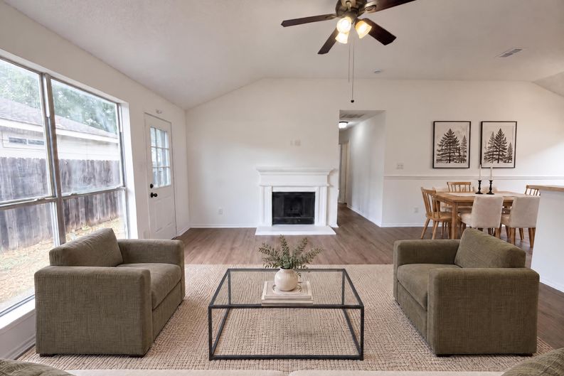 Photo 3 of 31 of 1033 Olivewood Ln, Fort Worth, TX
