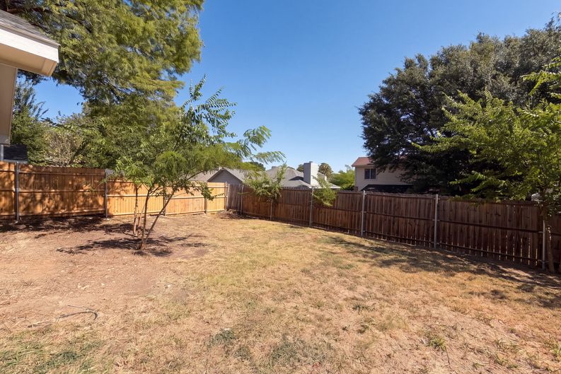 Photo 13 of 16 of 5624 Shady Springs Trl, Fort Worth, TX