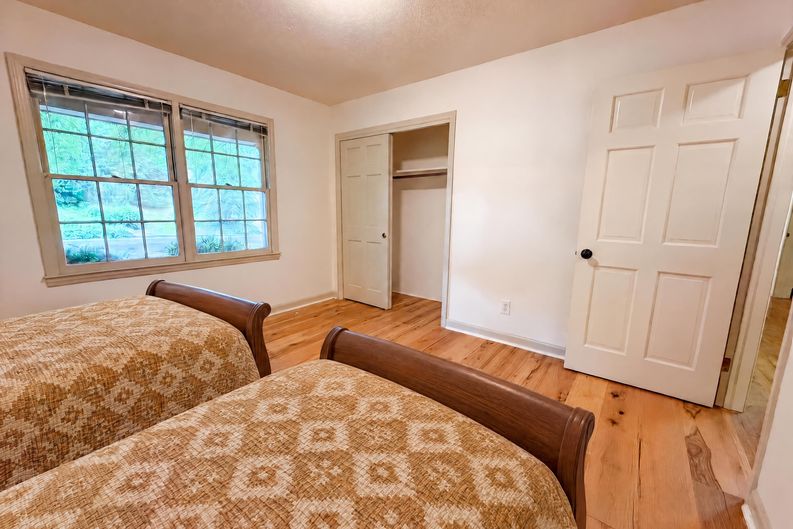 Photo 4 of 18 of 3010 Hope Valley Rd, Winston Salem, NC